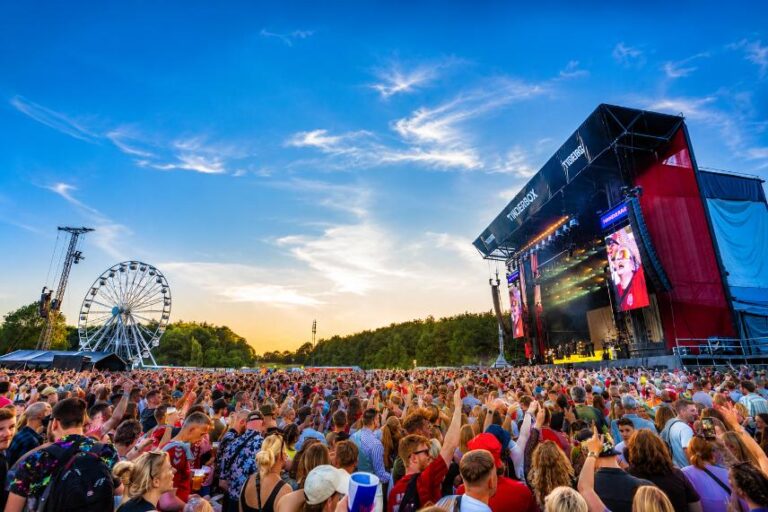 Tinderbox festival i Odense med publikum foran scenen